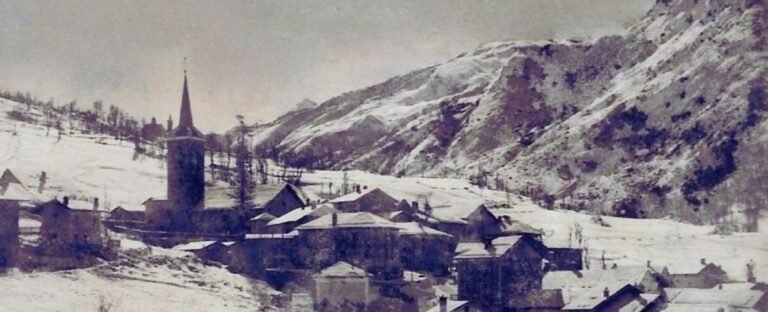 Carte postale ancienne du village de Saint-Martin-de-Belleville en Savoie, enneigé en hiver, avec son église et des maisons traditionnelles
