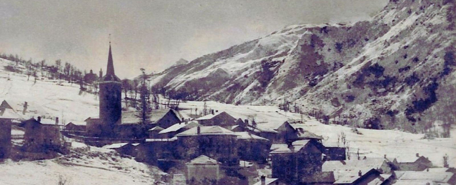 Carte postale ancienne du village de Saint-Martin-de-Belleville en Savoie, enneigé en hiver, avec son église et des maisons traditionnelles